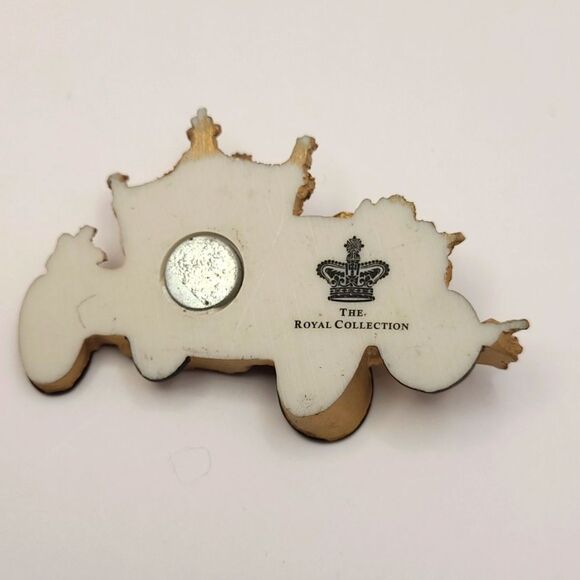 3D Magnet Authentic British Royal Family Gold State Coach Carriage - Picture 2 of 9